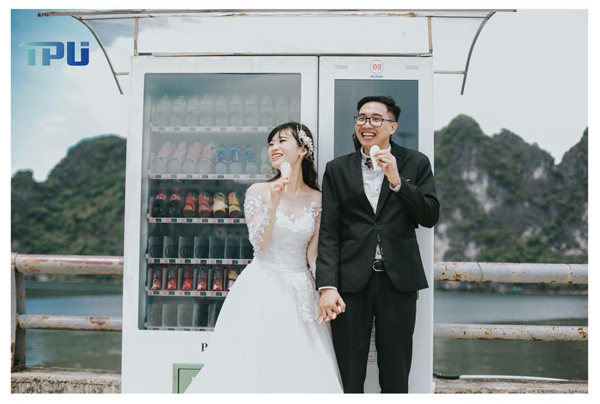 Cặp đôi chụp ảnh cưới cùng máy bán hàng tự động TPU 