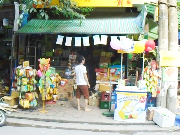 Hình ảnh cửa hàng tạp hóa trước cổng trường