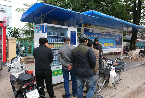Máy bán hàng tự động tại bến xe buýt Bắc Giang