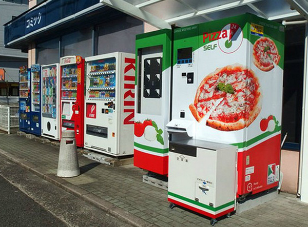 Máy bán hàng ở Nhật Bản bán bánh piza nóng hổi