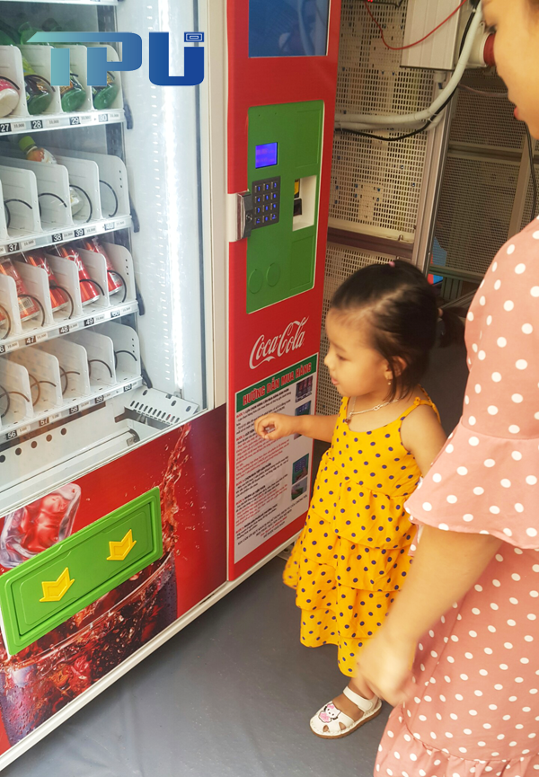  Trẻ em thích thú khi mua hàng tại máy bán nước tự động